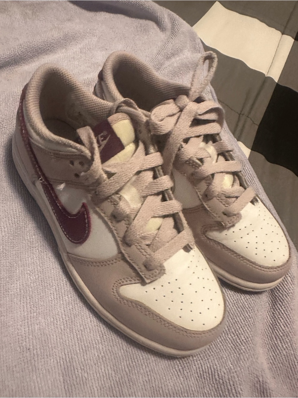 Nike Kids Low-Top Sneakers in Beige, White & Burgundy